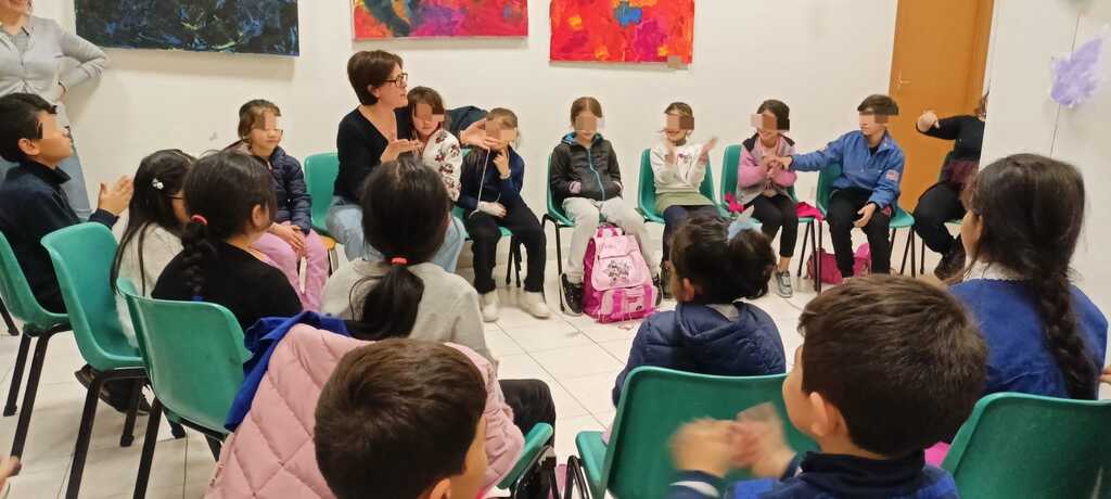Bambini italiani, immigrati da paesi diversi, rom: si impara a vivere insieme alla Scuola della Pace nel quartiere del Trullo, alla periferia sud di Roma